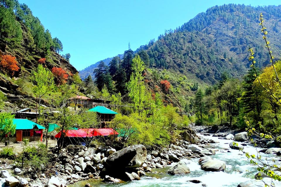 daylight in jibhi valley with tirthan river passing through