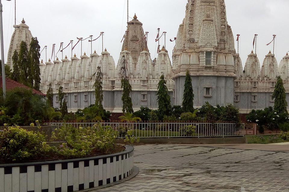entrance view of the naliya jain temple complex
